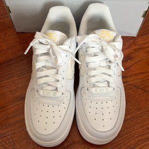 Nike Air Force 1 ‘07 se flower-themed women’s size 6 new with tags never worn